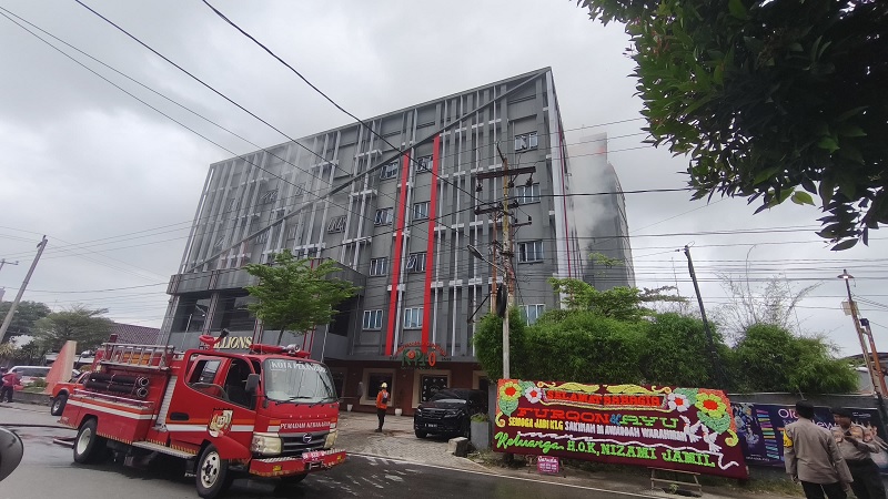 Kondisi kebaran yang terjadi di Hotel New Hollywood Jalan Kuantan Raya Kecamatan Lima Puluh Pekanbaru, Sabtu (20/12/2025).