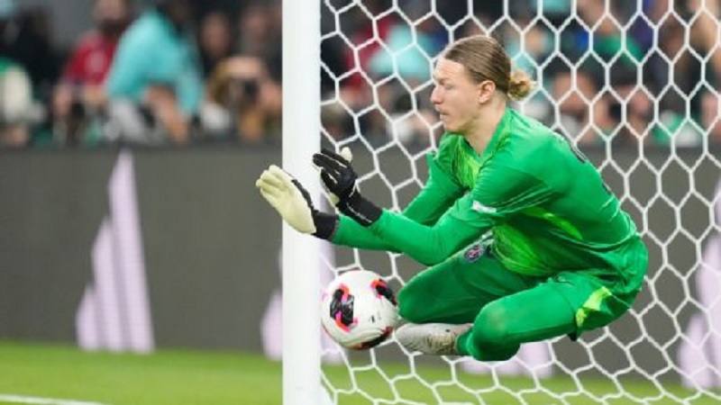 Matvei Safonov melakukan penyelamatan saat Paris Saint-Germain menang adu penalti atas Flamengo di final Piala Interkontinental.