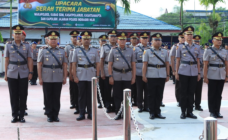Sejumlah perwira di lingkungan Polres Inhil melaksanakan sertijab di halaman Mapolres Inhil Jalan Gajah Mada Tembilahan, Sabtu (20/12/2025).