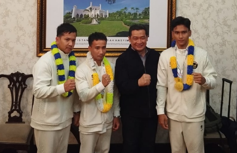 Sekdaprov Riau Syahrial Abdi bersama Abiyu Raffi, M Aprizal dan pelatih M Tri Saputra di VVIP Lancang Kuning Bandara Sultan Syarif Kasim II Pekanbaru, Sabtu (20/12/2025) malam.