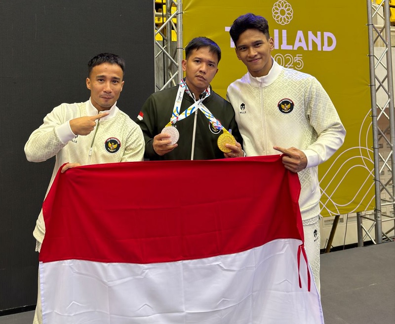 Pesenam Riau Abiyu Rafi, M Aprizal, dan Muhammad Try Saputra foto bersama penyerahan medali emas di Bangkok Chonburi Songkhla, Jumat (12/12/2025) lalu.