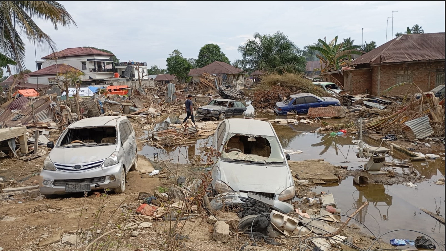 Mobil berserakan sisa bencana banjir bandang di Kota Kuala Simpang Kabupaten Aceh Tamiang hingga kini masih dapat terlihat dampak dahsyatnya efek banjir