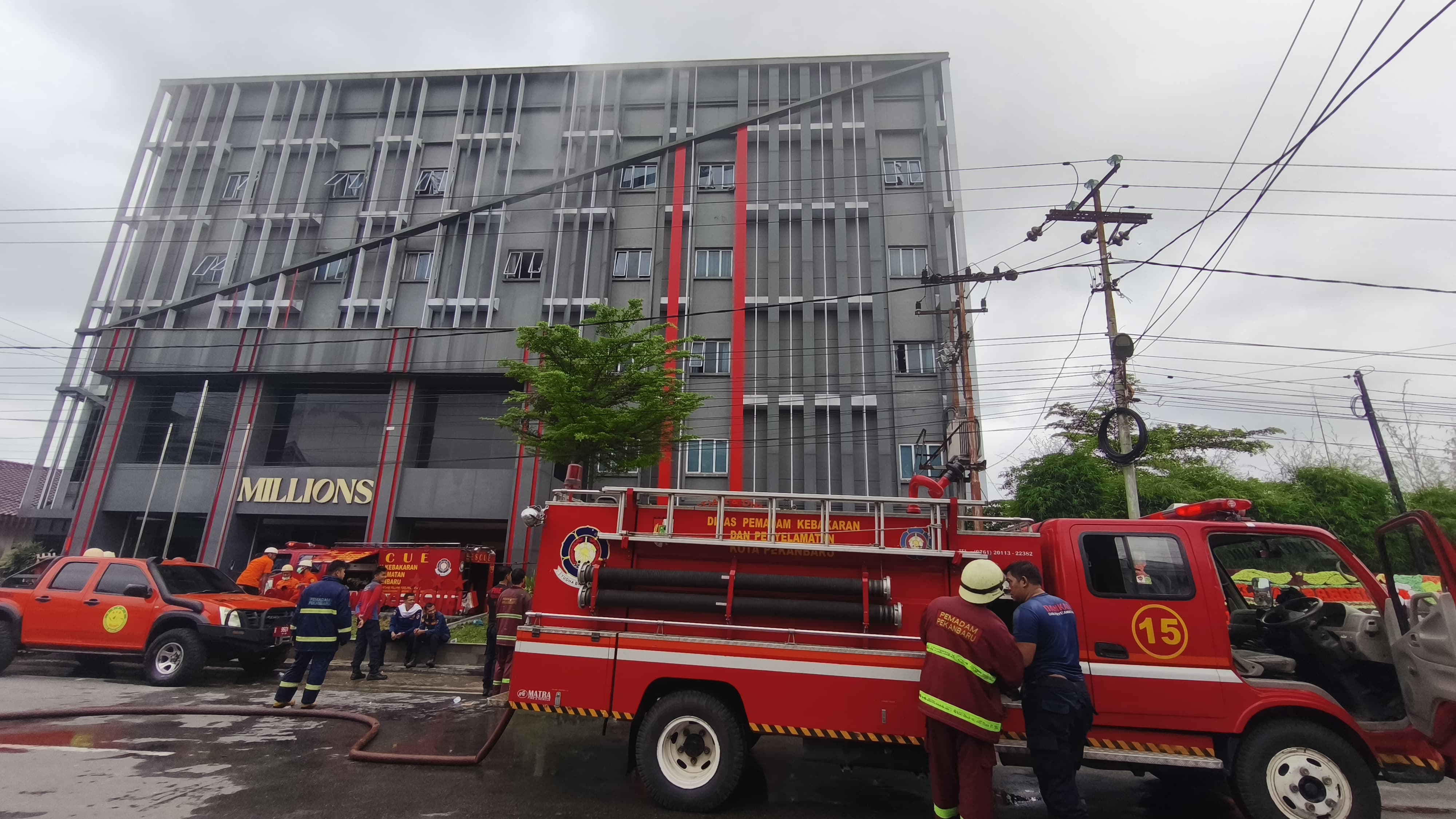 Petugas melakukan upaya pemadaman Kebakaran  Hotel New Hollywood yang berlokasi di Jalan Kuantan Raya, Kecamatan Lima Puluh, Kota Pekanbaru, Sabtu (20/12/2025) pagi.