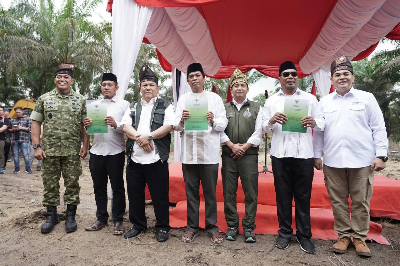 Menteri Kehutanan RI Raja Juli Antoni   dan Pelaksana Tugas (Plt) Gubernur Riau SF Hariyanto, foto bersama masyarakat Desa Bagan Limau, Pelalawan yang kebunnya direlokasi dari kawasan TNTN