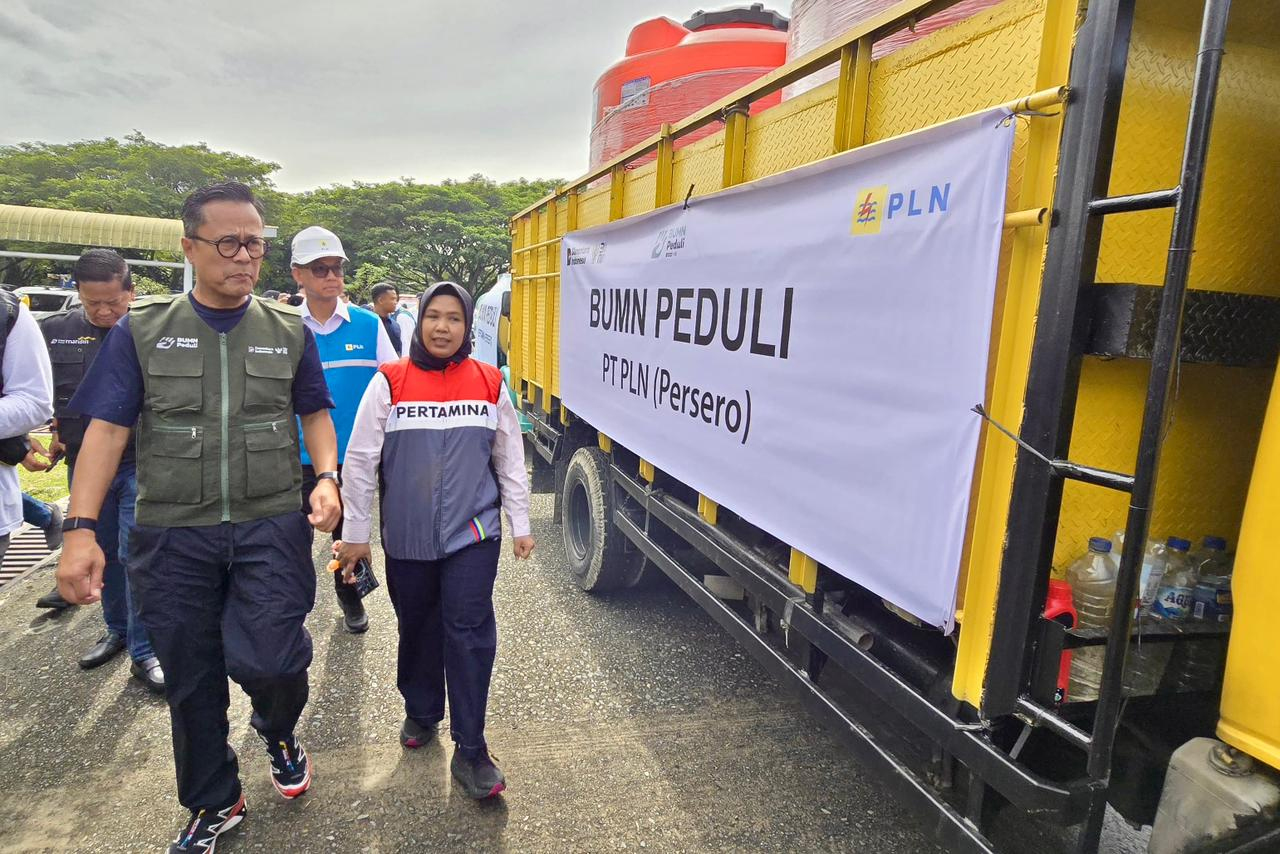 COO Danantara sekaligus Kepala BP BUMN, Dony Oskaria, meninjau bantuan truk toren air yang diberikan oleh PLN dalam agenda BUMN Peduli.