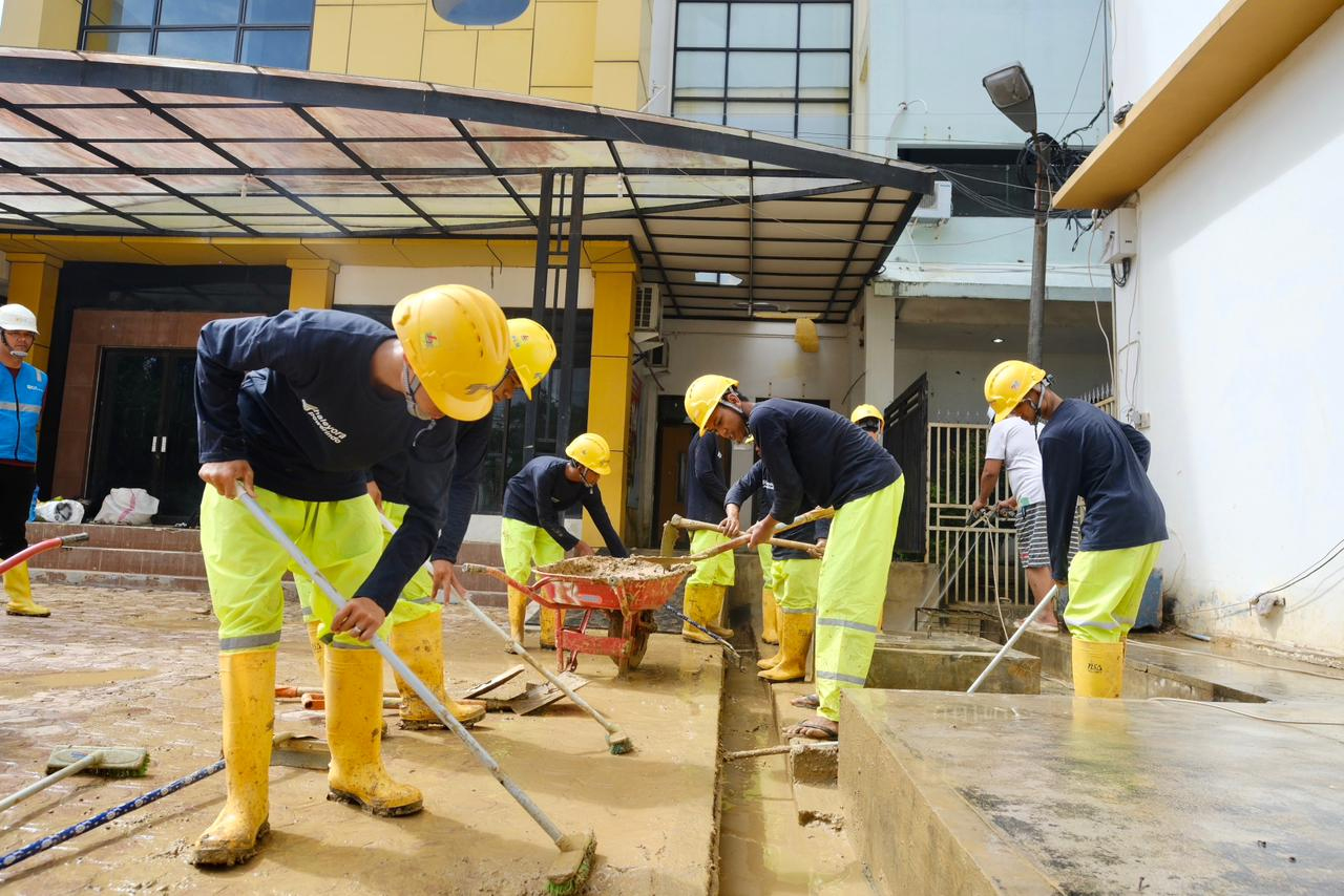 Personel PLN sedang melakukan kerja bakti, membersihkan sisa lumpur di Rumah Sakit Umum Daerah (RSUD) Langsa pascabanjir, agar fasilitas kesehatan dapat kembali melayani masyarakat.