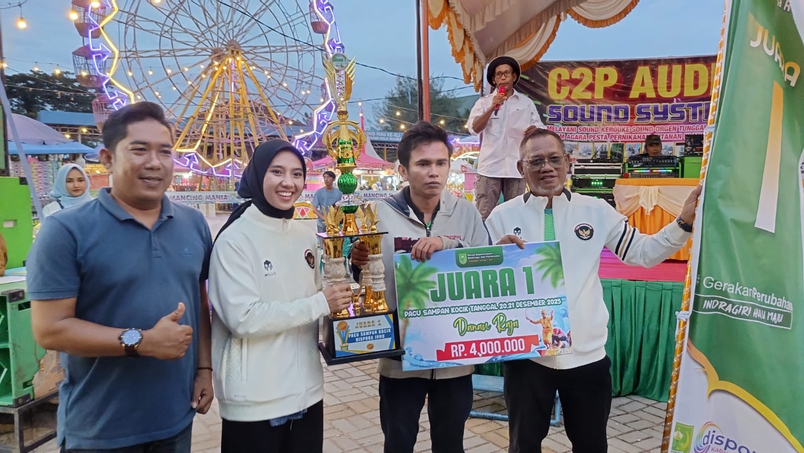 Kadisporapar Inhu, Ahmad Syukur SSos MSI (kanan), Atlet Panjat Tebing peraih emas Sea Games 2025, Puja Lestari dan Kabid Olahraga, R Roni foto bersama juara satu Pacu Sampan Kocik, Ahad (21/12/2025).