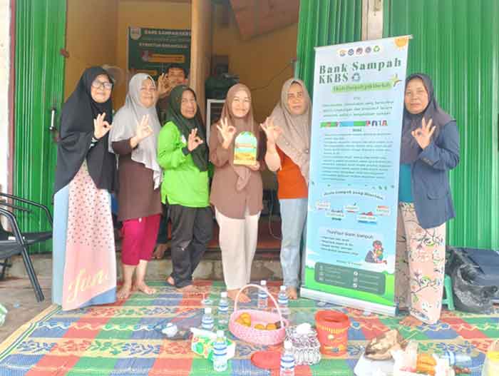 Tim pengabdian masyarakat dosen Universitas Maritim Raja Ali Haji (Umrah) usai memberikan Pelatihan Pemasaran Digital di Bank Sampah KBBS Tanjungpinang, beberapa waktu lalu.