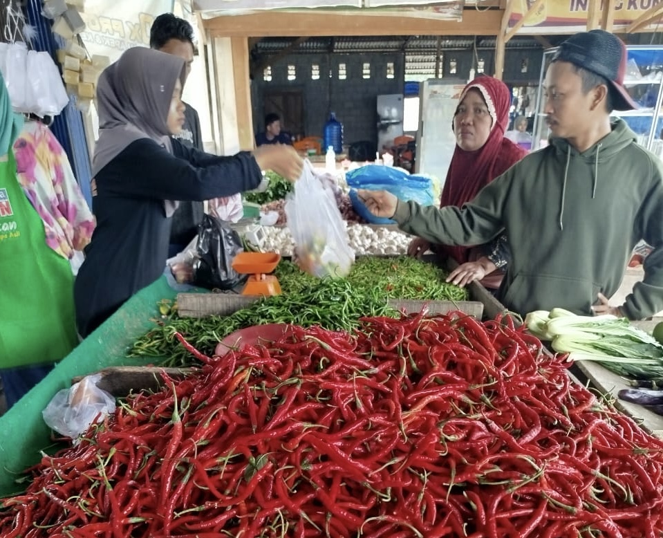 Aktivitas pedagang dan pembeli di pasar tradisional di Telukkuantan, Kuansing, baru-baru ini.