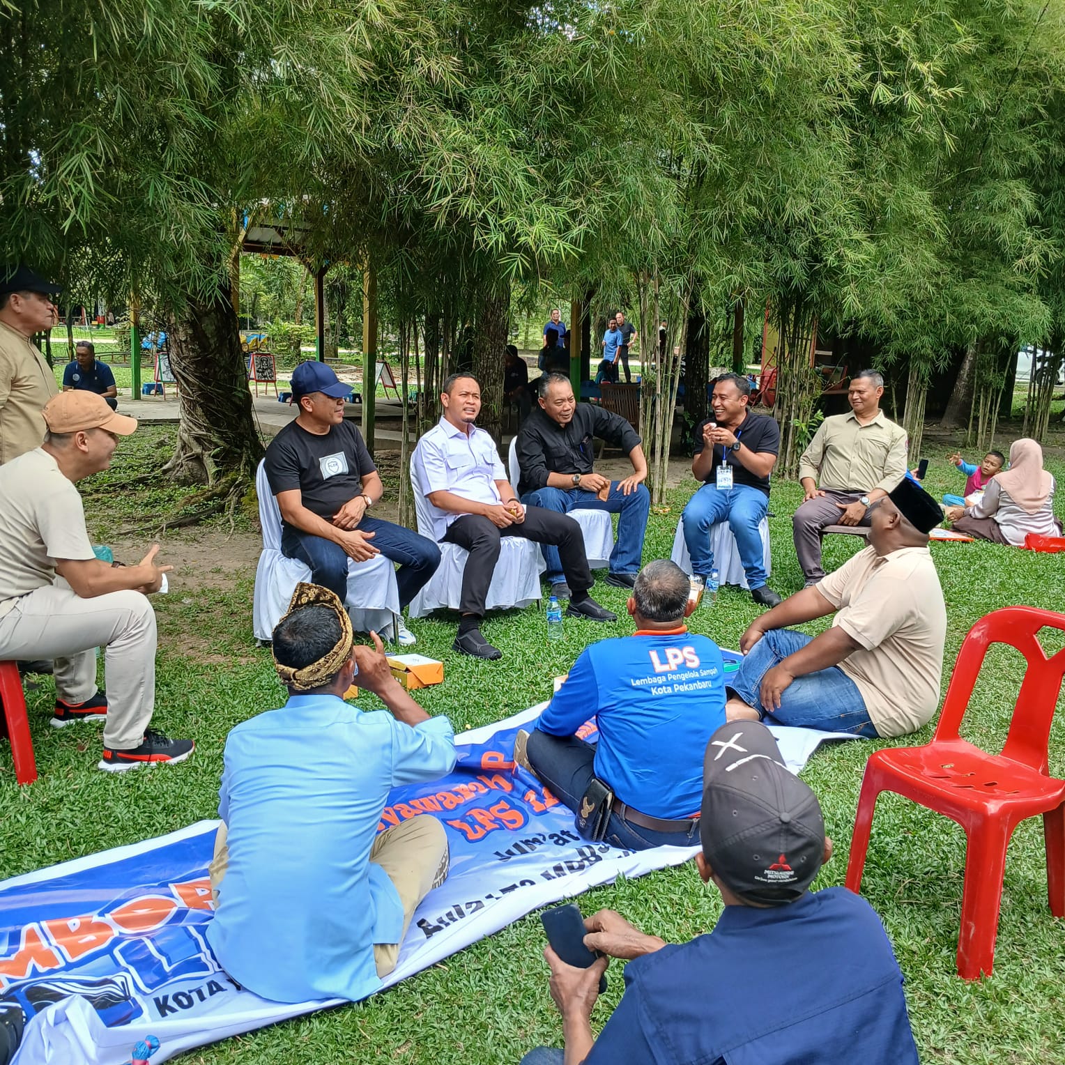 Suasana santai Jambore LPS di Taman Rekreasi Alamayang Pekanbaru. Wali Kota H  Agung Nugroho SE MM berdialog usai makan siang bersama dengan pengurus Forum LPS Kota Pekanbaru.