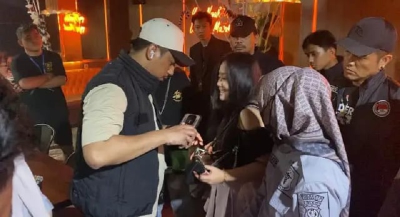 Petugas melakukan pemeriksaan terhadap pengunjung yang berada di salah satu Tempat Hiburan Malam di Kota Pekanbaru, Ahad (21/12/2025) dini hari.