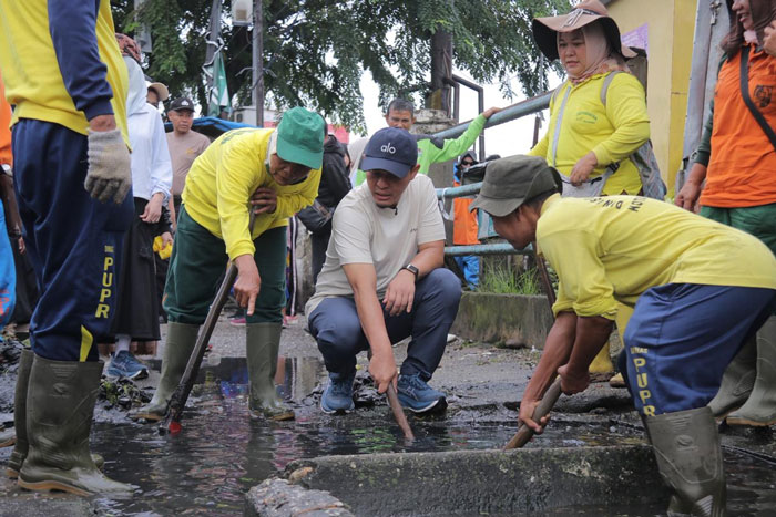 Wako Pekanbaru Agung Nugroho pimpin gotong royong massal di Pasar Cik Puan, Jalan Tuanku Tambusai
