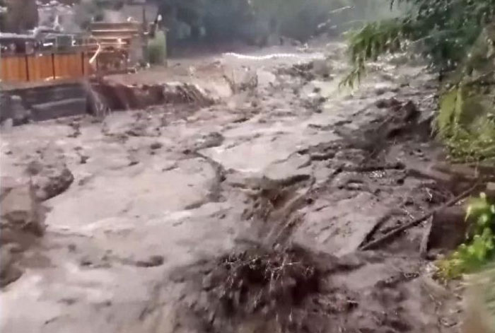 Banjir bandang terjang objek wisata guci Tegal, Jateng, sejumlah fasilitas vital rusak parah.