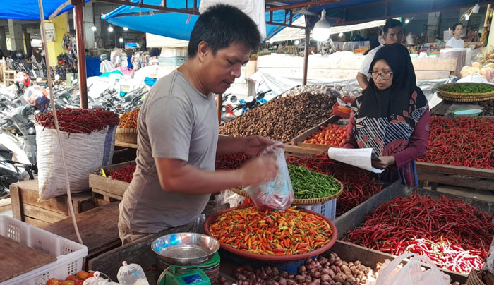 Petugas Disperindag Inhu tengah mendata harga Bapok di pasar rakyat Kota Rengat akhir pekan kemarin.