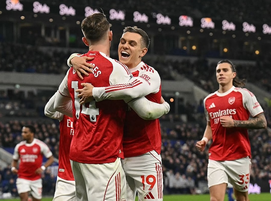 Viktor Gyokeres (kiri) mencetak gol kemenangan Arsenal lewat penalti saat mengalahkan tuan rumah Everton 1-0 dalam lanjutan Liga Premier di Goodison Park.