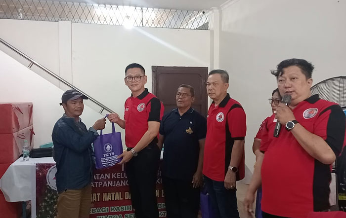Ketua Umum IKTS Pekanbaru Tohan menyerahkan paket natal kepada warga Kelurahan Tanjung Rhu, Ahad (21/12/2025).
