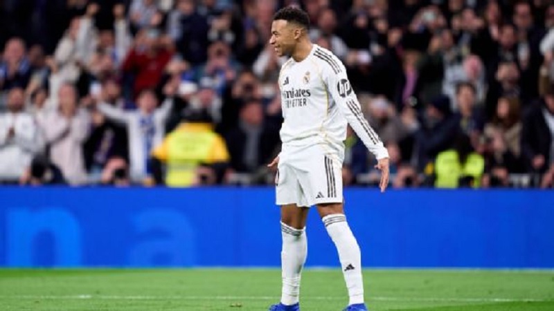 Kylian Mbappe merayakan keberhasilannya menyamai rekor Cristiano Ronaldo untuk jumlah gol terbanyak yang dicetak oleh pemain Real Madrid dalam satu tahun kalender.