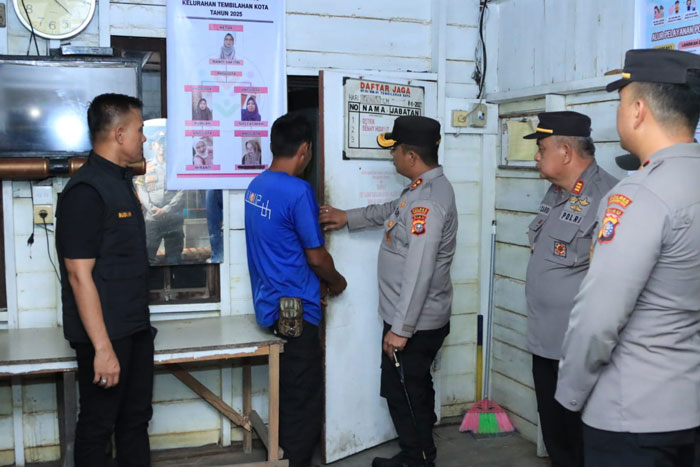 Kapolres Inhil AKBP Farouk Oktora SIK bersama personel lainnya ketika meninjau Satkamling di Kota Tembilahan, Ahad (21/12/2025).