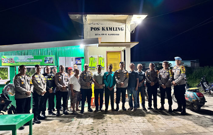 Kapolres Inhu AKBP Fahrian Saleh Siregar SIK MSI bersama jajaran foto bersama dengan masyarakat yang ada di Pos Satkamling Kelurahan Kampung Besar Kota (Kambesko) Kecamatan Rengat, Sabtu (29/12/2025)