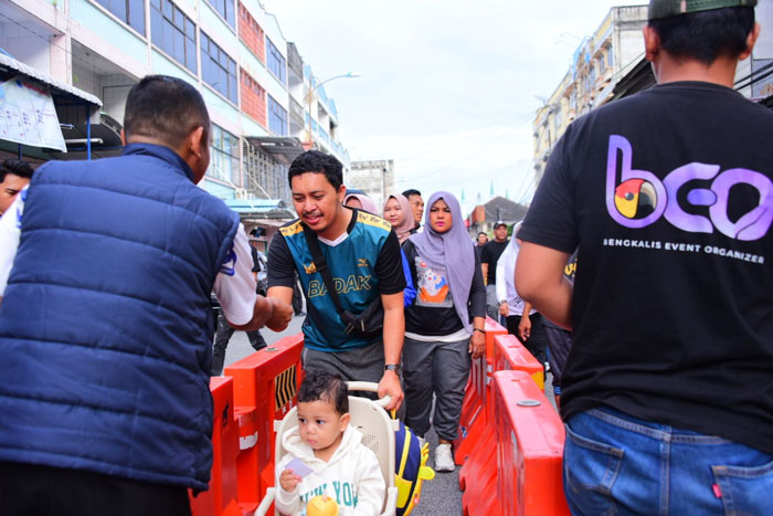 Masyarakat Kota Bengkalis antusias ikuti gerak jalan sehat dan CFD di Jalan A Yani Bengkalis, Ahad (21/12/2025).