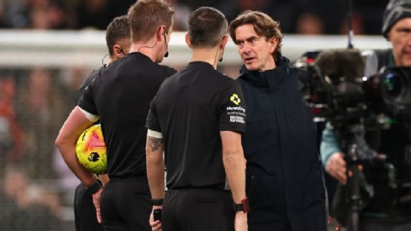 Manajer Tottenham Hotspur Thomas Frank berbicara kepada wasit John Brooks setelah kekalahan mereka di Liga Premier melawan Liverpool.