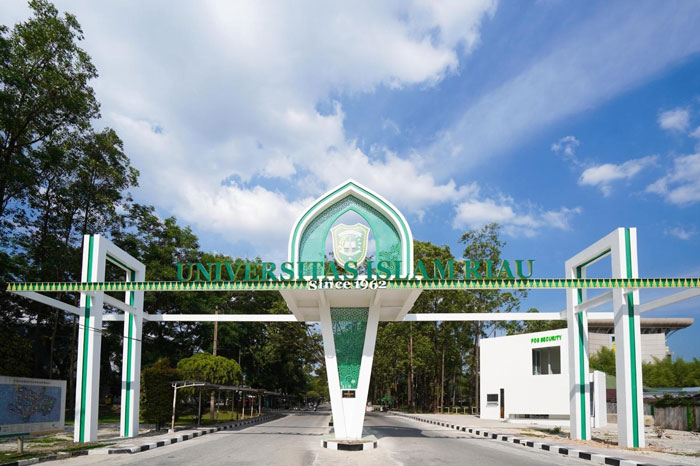 Gerbang masuk Universitas Islam Riau di Jalan Kaharuddin Nasution.