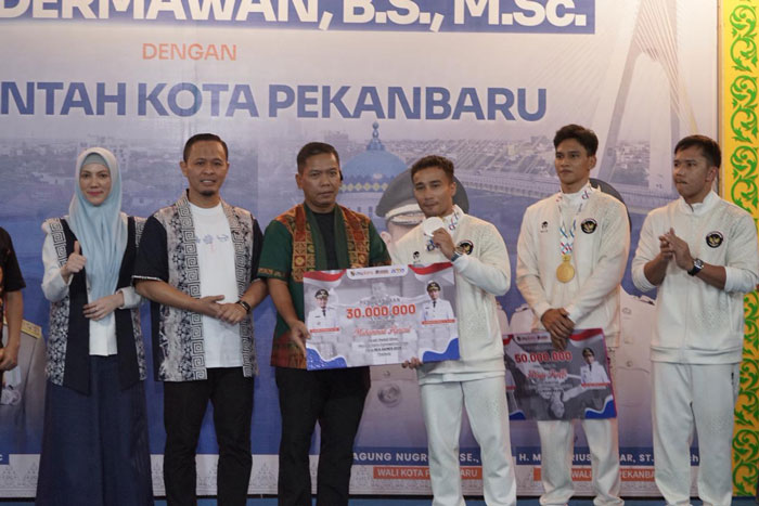 Wako Pekanbaru Agung Nugroho serahkan bonus kepada para atlet dan pelatih dalam acara sederhana di rumah dinas Wali Kota Pekanbaru, Sabtu (20/12/2025) malam.