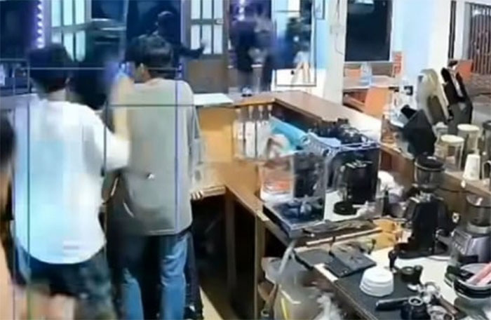 Penyerangan sekolompok remaja di salah satu cafe di Pekanbaru.