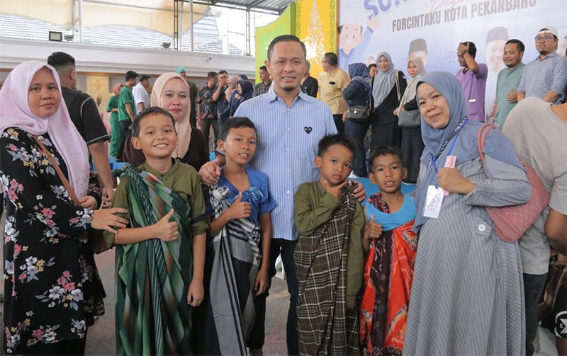 Wako Agung Nugroho saat meninjau kegiatan khitan massal di Rumah Dinas Wali Kota Pekanbaru