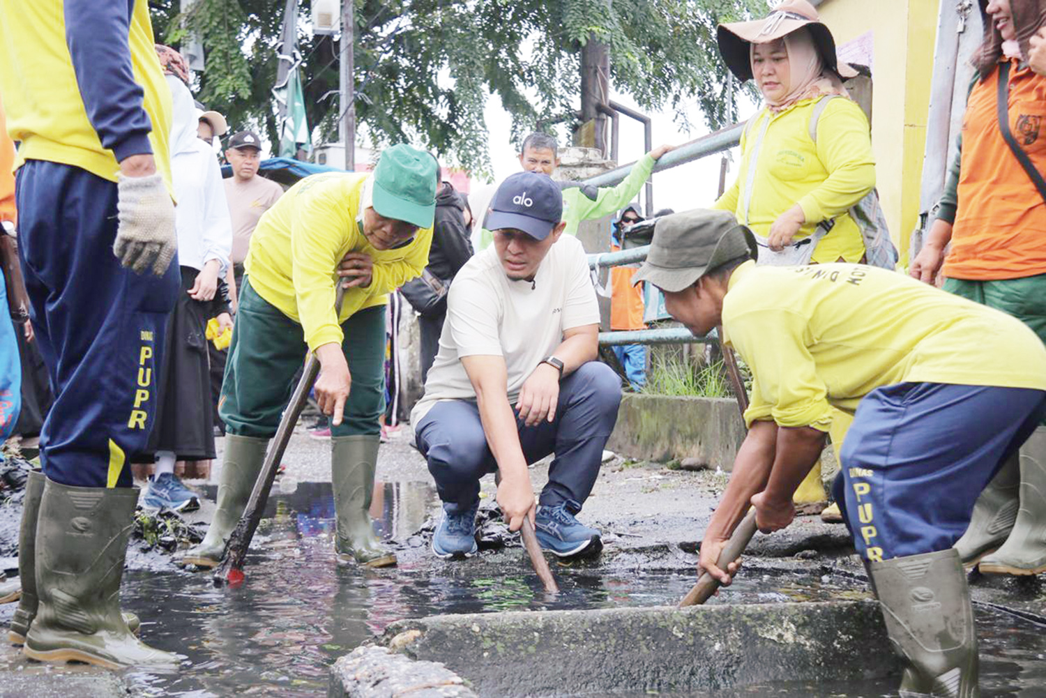 Wali Kota Pekanbaru Agung Nugroho memimpin gerakan gotong royong massal di Pasar Cik Puan, Jalan Tuanku Tambusai, Ahad (21/12/2025).