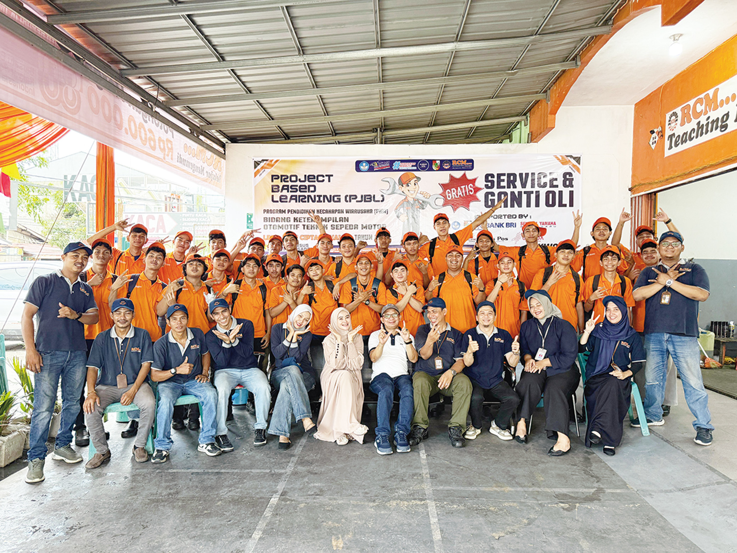 Direktur LPPT&nbsp;RCM&nbsp;Dr Amiruddin M Amin SE MM (duduk lima kanan), Kepala Bagian Diklat RCM sekaligus Ketua Pelaksana Romi Iswandi SIKom (duduk empat kanan) staf, instruktur,&nbsp;peserta PKW dan undangan lainnya foto bersama usai service dan gant
