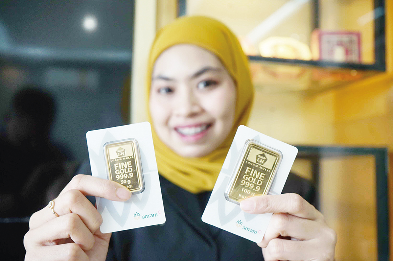 Pegawai memperlihatkan emas Antam yang dijual di Galeri Emas Jalan Tuanku Tambusai Pekanbaru, beberapa waktu lalu. Harga emas dalam negeri saat ini Rp2.491.000 per gram dan berpotensi menguat pada pekan depan.