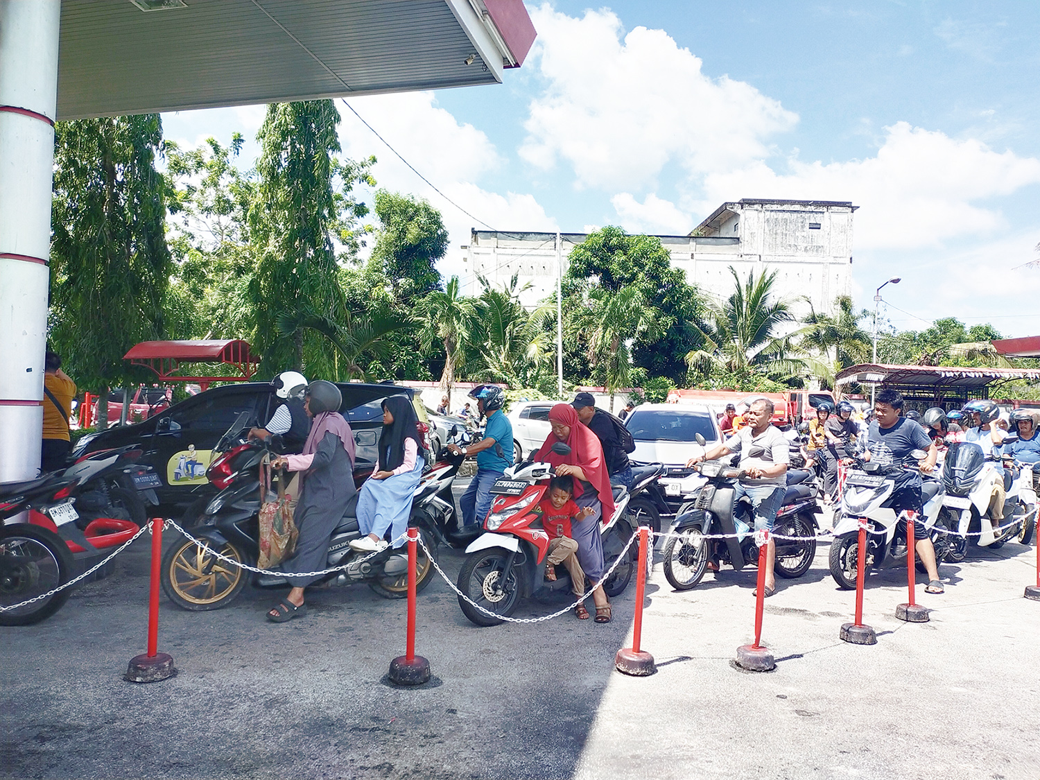Meski penyeberangan Ro-Ro Bengkalis sudah lancar, namun pengendara masih mengantre BBM di salah satu SPBU di Pulau Bengkalis, Ahad (21/12/2025).