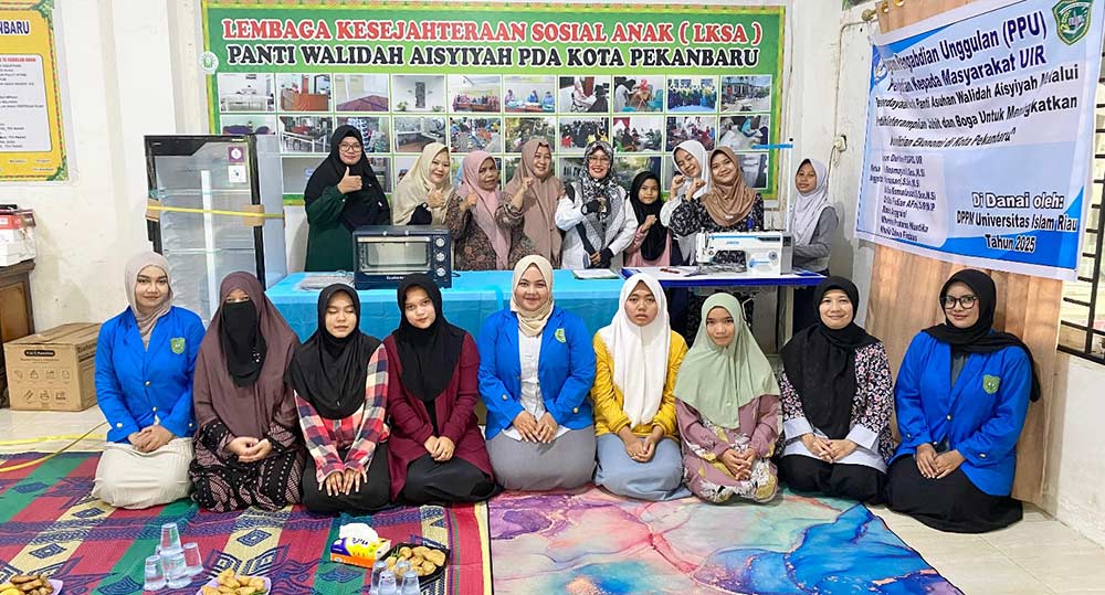 Tim PKM Dosen Program Studi Ilmu Administrasi Pasca Sarjana, Administrasi Publik, Imu Pemerintahan UIR bersama mitra, anak panti dan mahasiswi di Panti Asuhan Walidah Aisyiyah, Sabtu (6/12/2025).