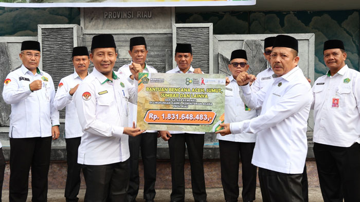 Kementerian Agama Provinsi Riau secara simbolis menyerahkan bantuan bencana untuk wilayah Sumatera.