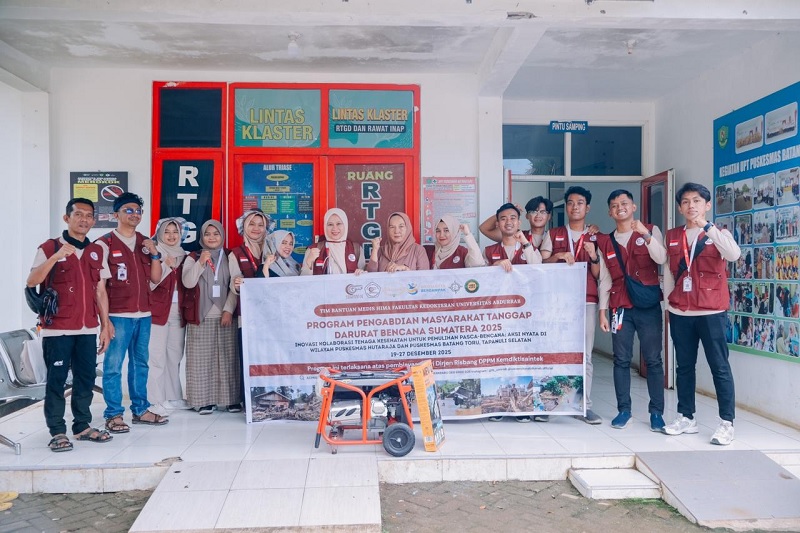Tim PKM Universitas Abdurrab menyalurkan bantuan kesehatan dan logistik di Puskesmas Batang Toru, Tapanuli Selatan, Ahad (21/12/2025)