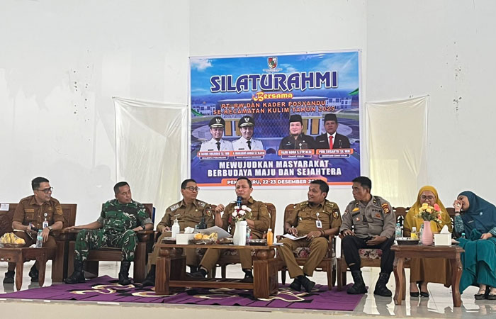 Wako Pekanbaru Agung Nugroho didampingi Wawako Pekanbaru Markarius Anwar saat pertemuan bersama warga Kulim, Senin (22/12/2025).