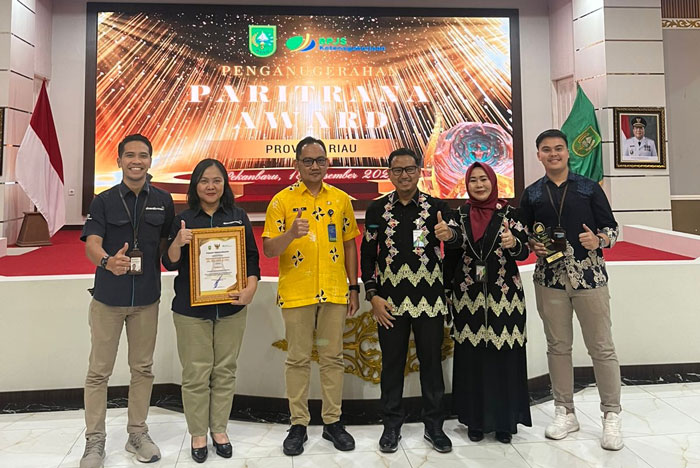 Manajemen RS Awal Bros A Yani foto bersama usai kembali menorehkan prestasi dengan meraih Penghargaan Terbaik I Paritrana Award 2025 Provinsi Riau, Senin (22/12/2025).