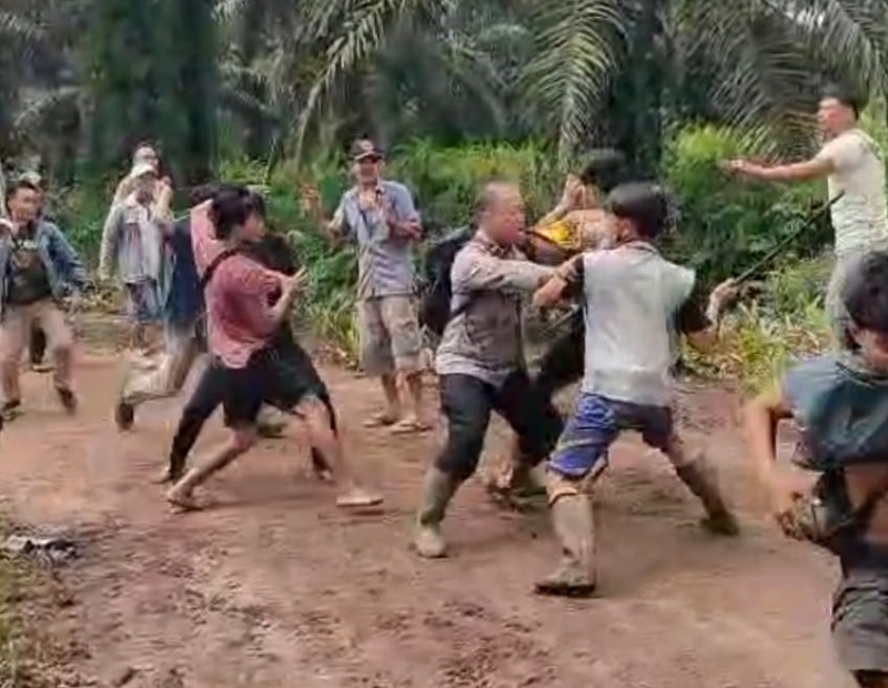 Bentrok berdarah kembali terjadi, antar karyawan PT PAB) dan PT SIS di lokasi kebun kelapa sawit di Jalan Lintas Raya Duri-Dumai, Desa Bumbung, Kecamatan Bathin Solapan, Bengkalis, Senin (22/12/2025).