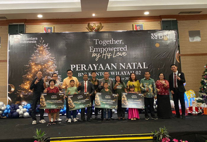 Area Head BNI Wilayah 02 Jeffri Dinata, Branch Manager BNI Pekanbaru M Suhindra, Branch Business Manager BNI Pekanbaru Ardian M Iqbal foto bersama penerima paket Natal di Hotel Pangeran, baru-baru ini