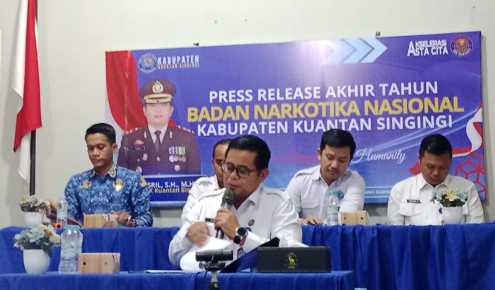 Kepala BNNK Kuansing, AKBP Usril SH MH saat konferensi pers kinerja 2025, Senin (22/12/2025) di Kantor BNNK Kuansing.