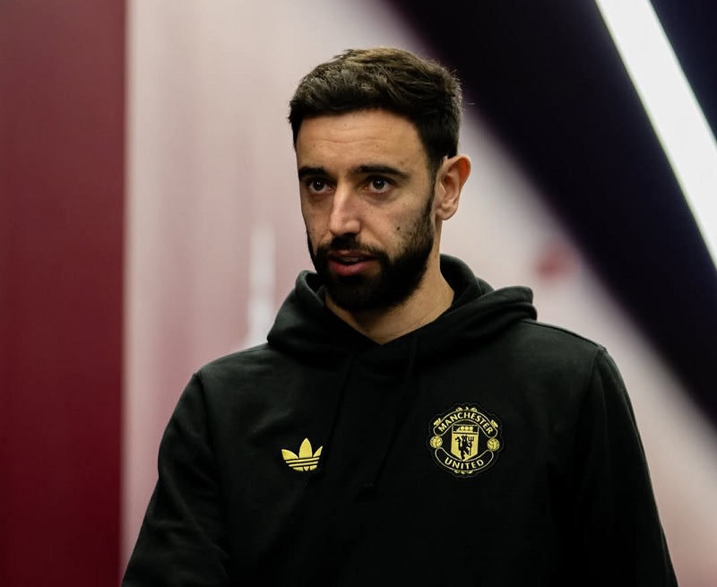 Bintang Manchester United Bruno Fernandes mengalami cedera saat timnya kalah 2-1 dari Aston Villa dalam lanjutan Liga Premier Inggris.