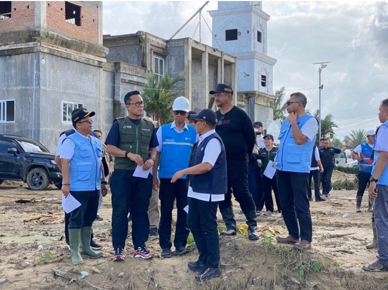 COO Danantara Donny Oskaria (dua dari kiri) meninjau lokasi pembangunan huntara bagi korban bencana Aceh di lahan PTPN III, Karang Baru, Aceh Tamiang pada Jumat (19/12/2025),