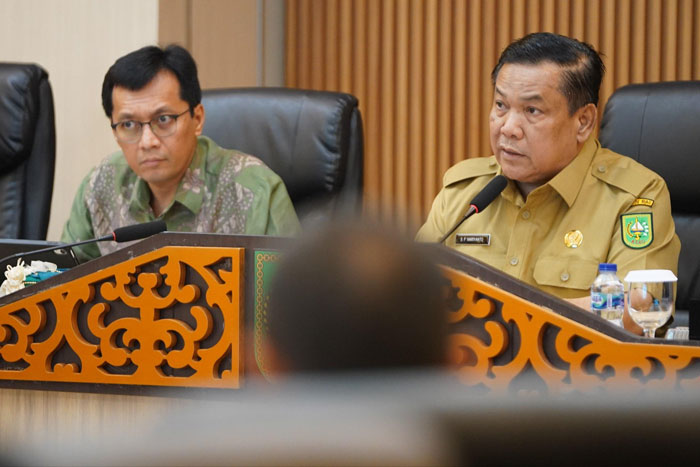 Dirjen PDK KemenHAM Munafrizal bersama Plt Gubri SF Hariyanto saat memimpin rapat koordinasi relokasi warga dari TNTN, Senin (22/12/2025).