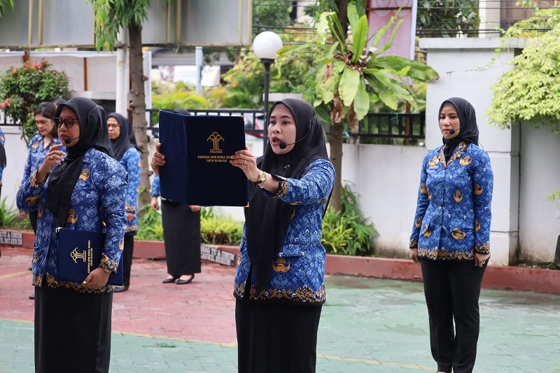 Upacara Peringatan Hari Ibu Ke-97 Kanwil Kemenkum Riau pada Senin (22/12/2025) yang seluruh petugasnya para ASN Perempuan.