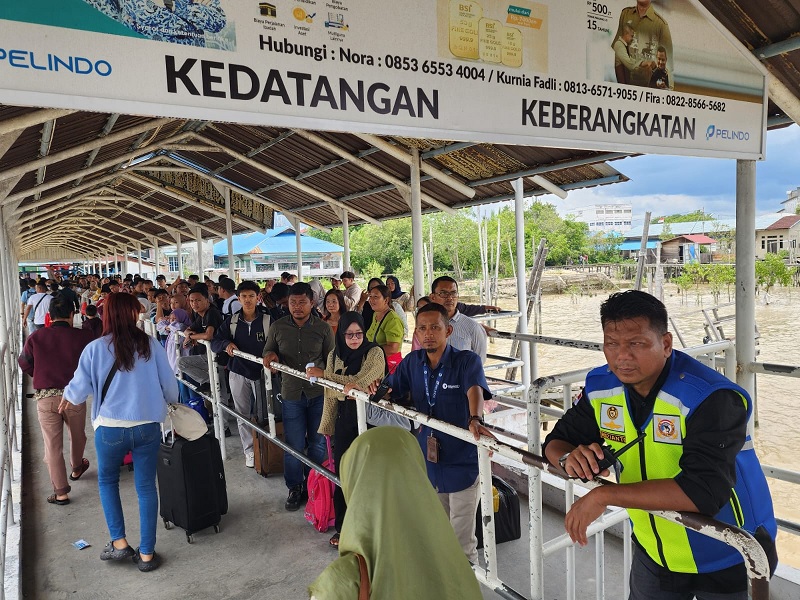 Aktivitas di Trestel Dermaga Pelabuhan Tanjung Harapan, Kecamatan Kepulauan Meranti, baru-baru ini.