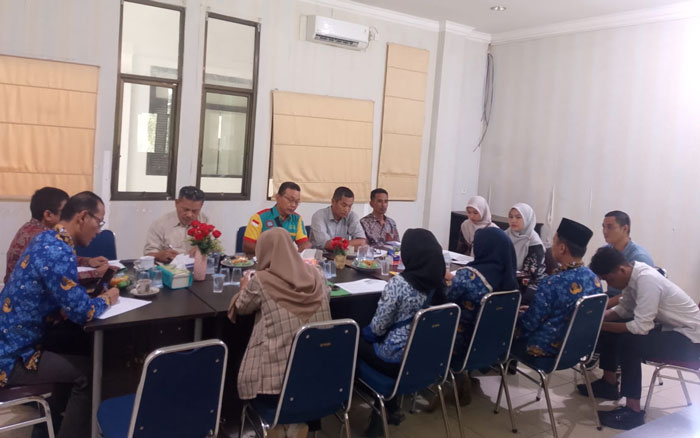 Kepala Dinas Tenaga Kerja Kuansing, Jhon Pitte Alsi memimpin rapat penetapan UMK Kuansing bersama Dewan Pengupahan, Jumat (19/12/2025).