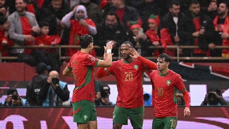 Para pemain Maroko melakukan selebrasi setelah mencetak gol melawan Komoro di pertandingan pembuka Piala Afrika.