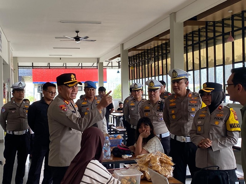 Kapolres Siak AKBP Eka Ariandy Putra, SH. SIK MSi memberikan arahan kepada pemudik di Rest Area Km 45 Kandis, Kabupaten Siak, Senin (22/12/2025).