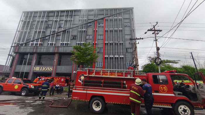 Kondisi kebaran yang terjadi di Hotel New Hollywood Jalan Kuantan Raya Kec Lima Puluh Pekanbaru, Sabtu (20/12/2025).